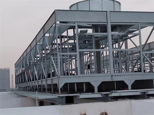 為何冷卻塔里的噴淋水需要更換？